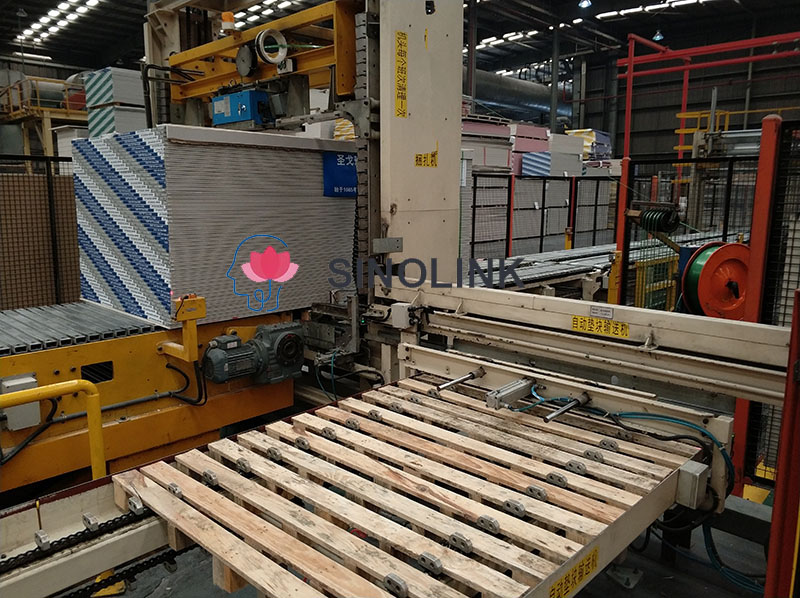 Автоматическая вертикальная машина для обвязки поддонов