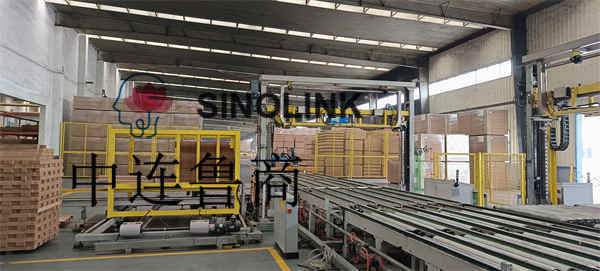 Тип зажима, автоматически добавляющий деревянный блок и маленькую угловую обвязочную машину