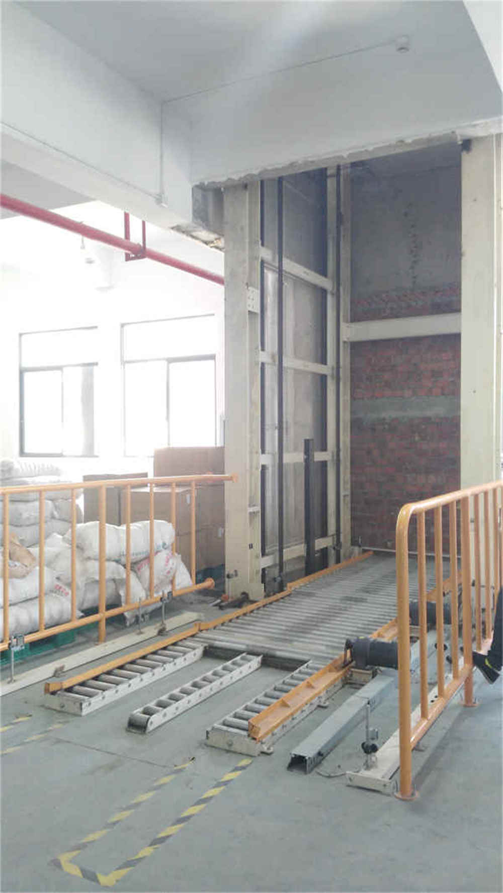Полностью автоматический беспилотный вертикальный подъемный конвейер для тяжелых грузов