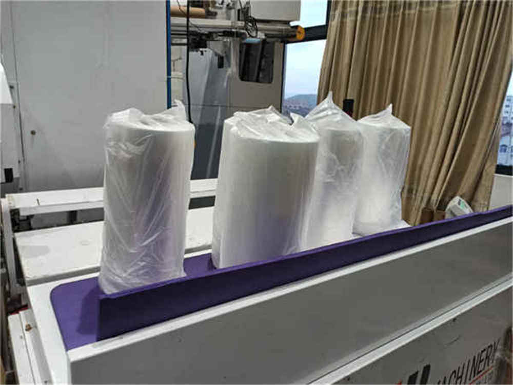 Машина для упаковки поддонов использует упаковочную пленку