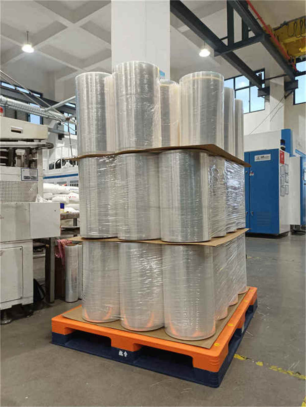 Машина для упаковки поддонов использует упаковочную пленку