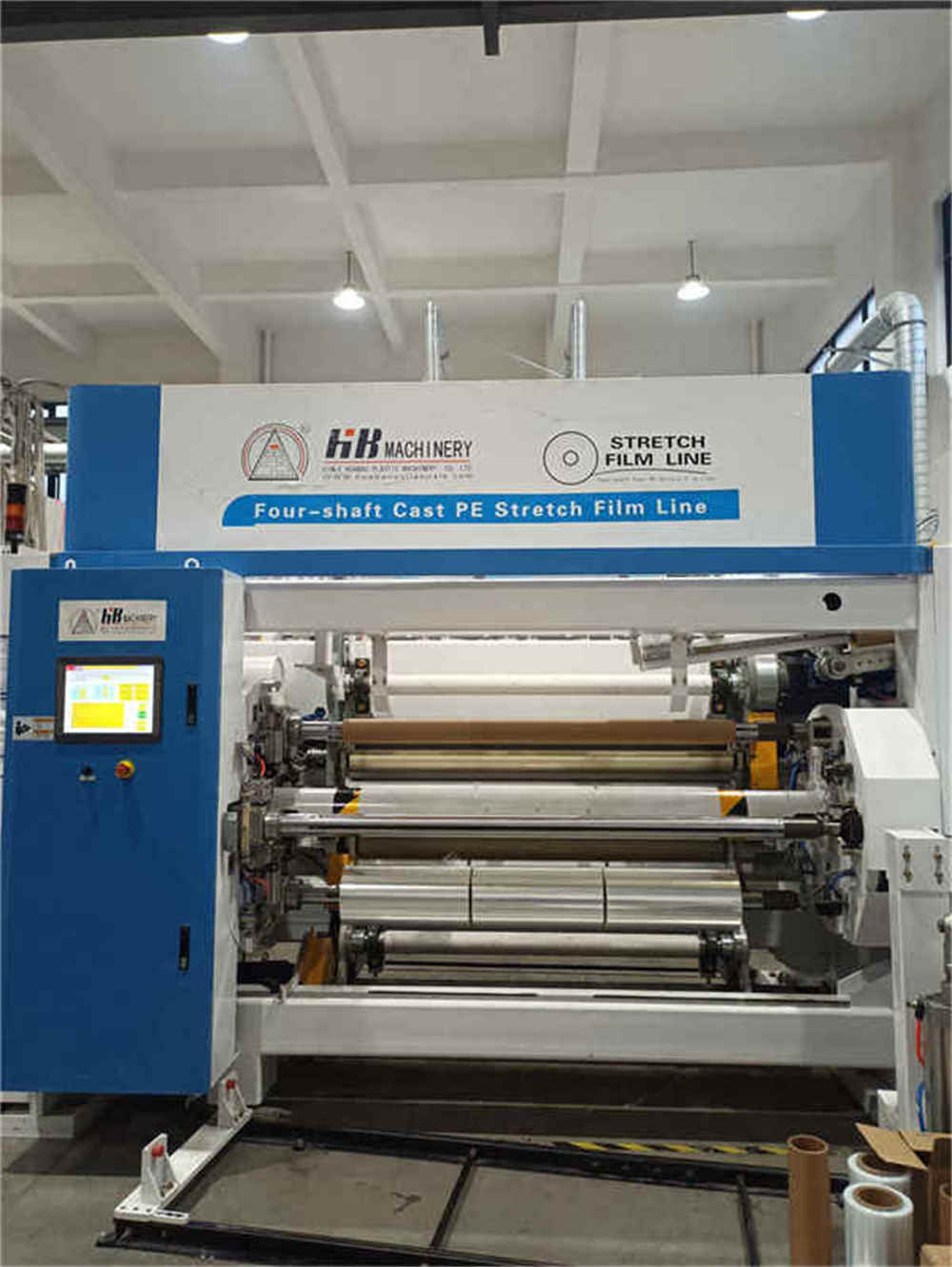 Машина для упаковки поддонов использует упаковочную пленку