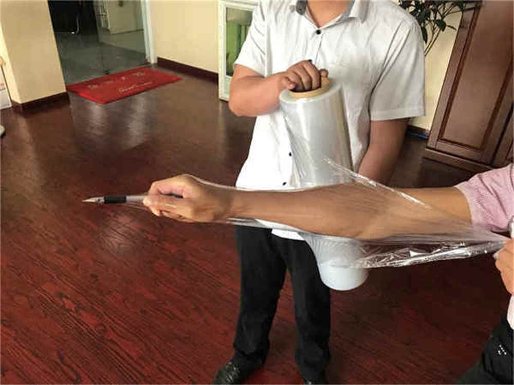 Машина для упаковки поддонов использует упаковочную пленку