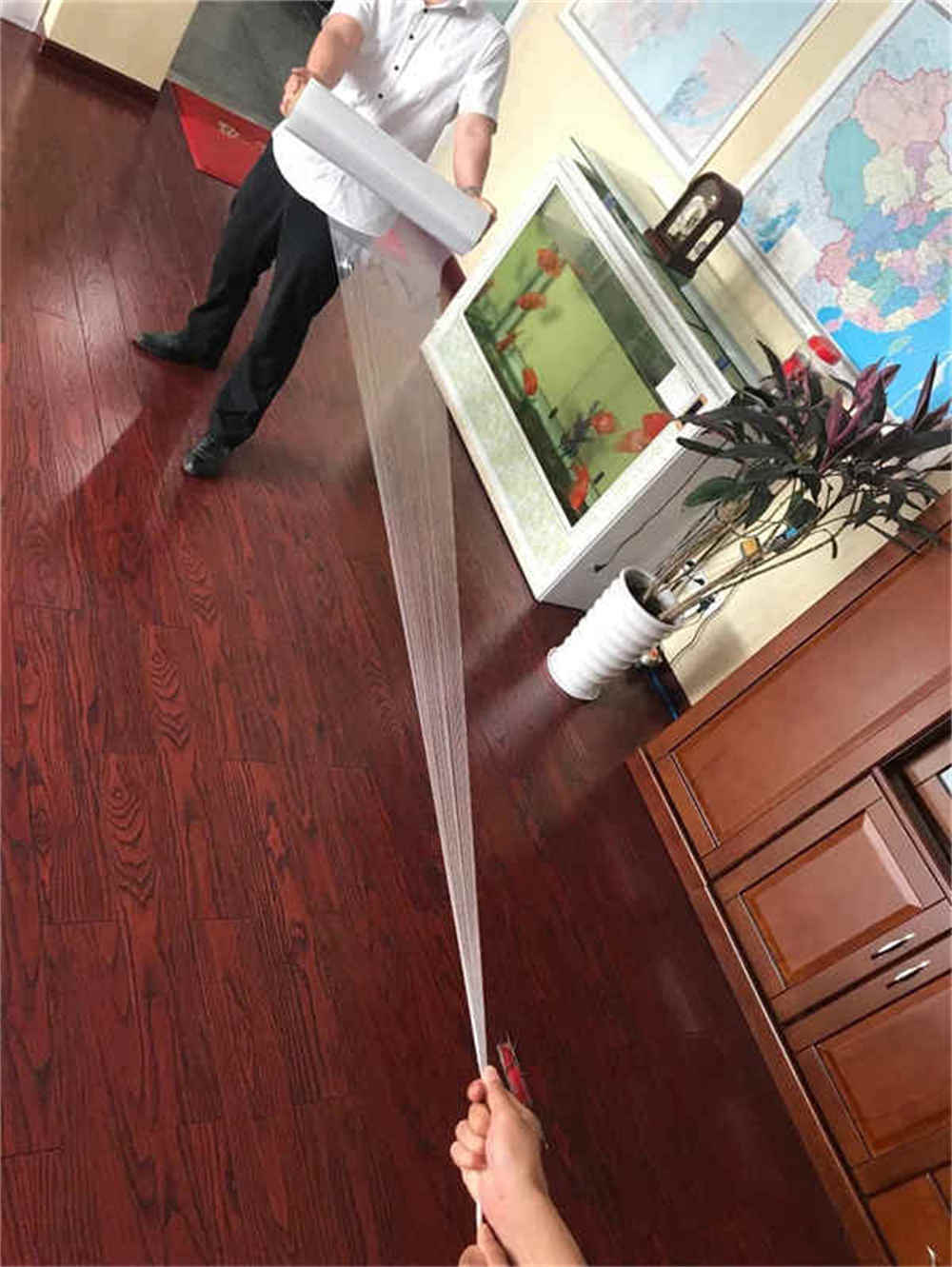 Машина для упаковки поддонов использует упаковочную пленку