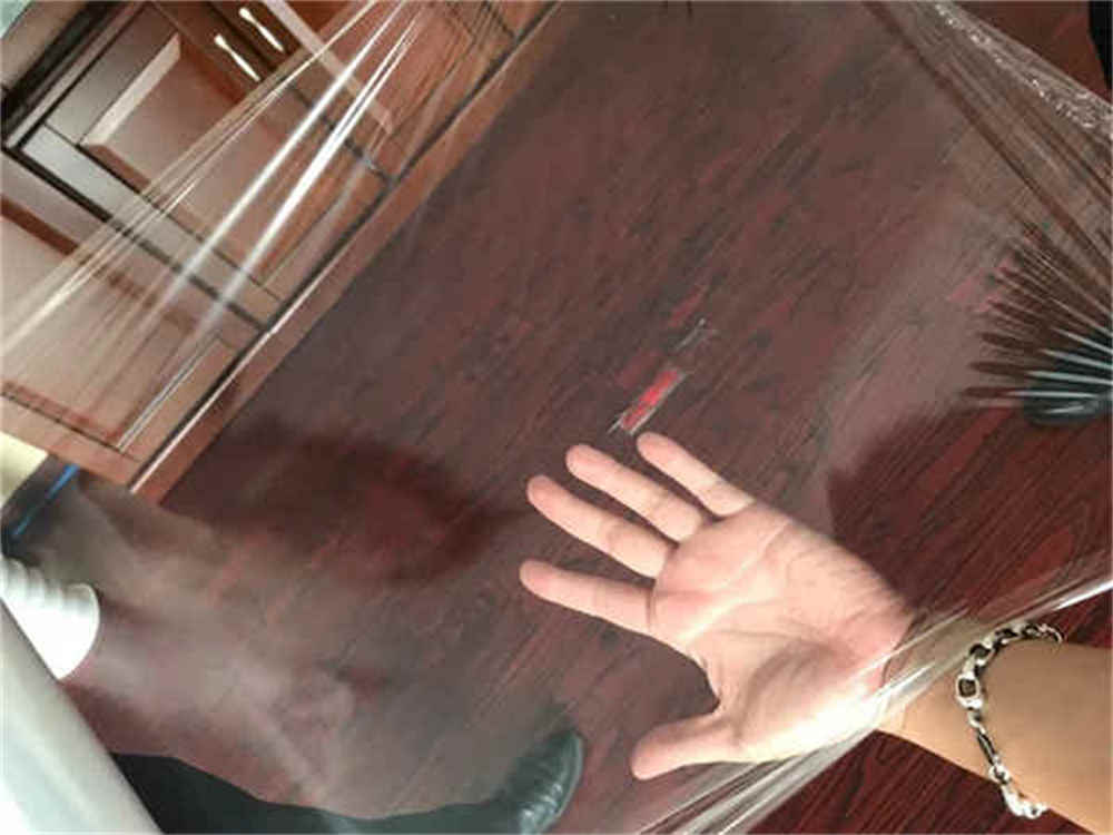 Машина для упаковки поддонов использует упаковочную пленку