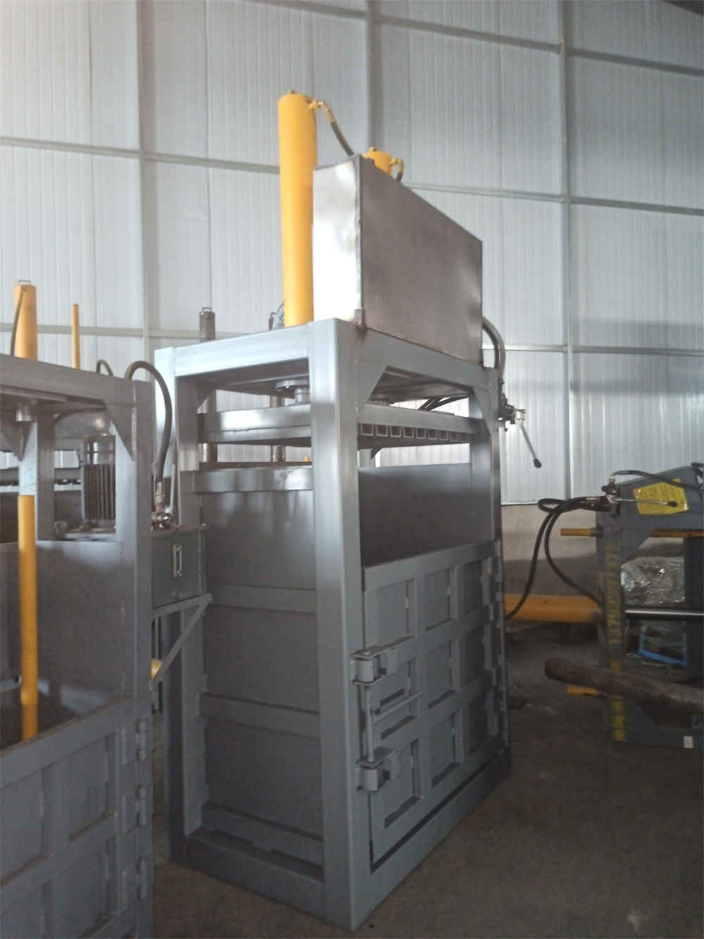 Полностью автоматический гидравлический пресс-подборщик