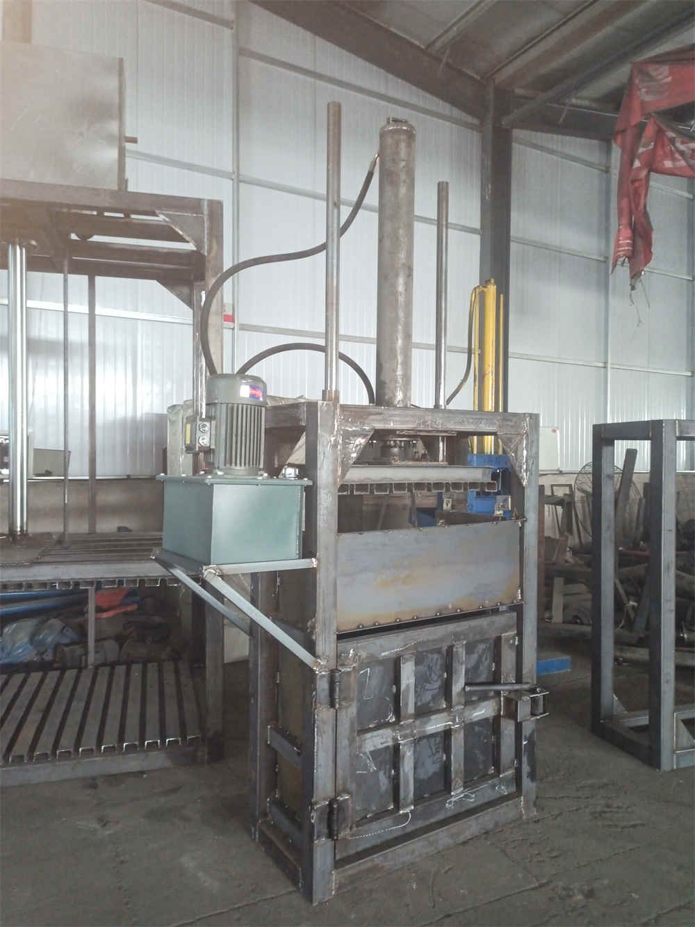 Полностью автоматический гидравлический пресс-подборщик