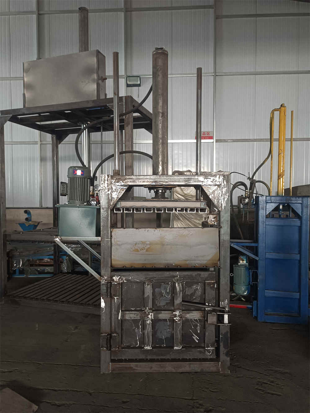 Полностью автоматический гидравлический пресс-подборщик