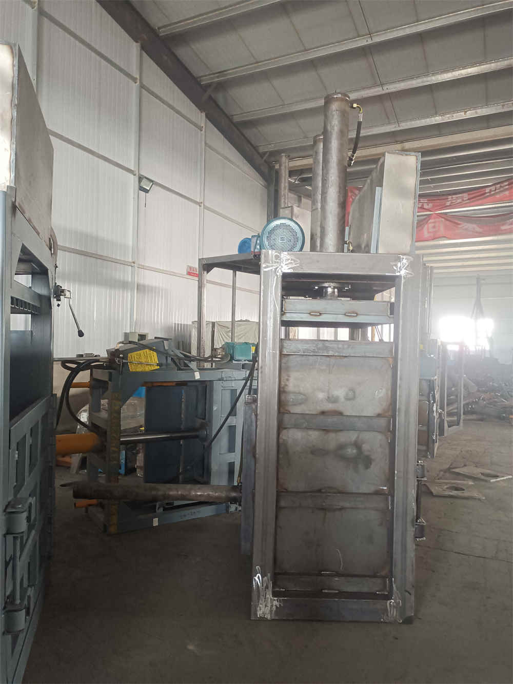 Полностью автоматический гидравлический пресс-подборщик