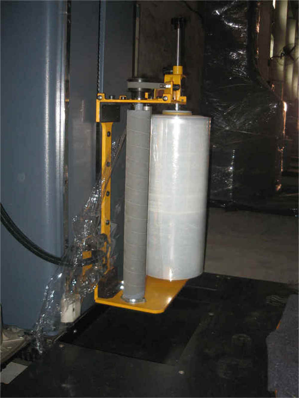 Полу автоматическая оберточная машина поддона