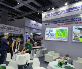 Клиенты из России обсуждают технологию и бизнес автоматической упаковочной линии для производства искусственных плит на деревообрабатывающей выставке