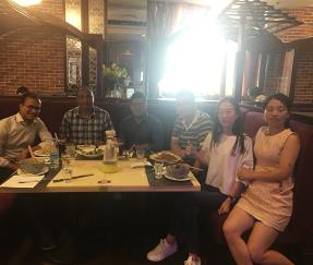 Сотрудник правительства Бангладеш осматривает товары для багажной машины