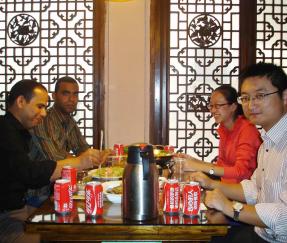 Клиенты из Алжира для подписания соглашения на заказ 20 комплектов обвязочных машин