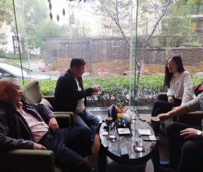 Клиенты из Сингапура для подписания соглашения на заказ 10 комплектов автоматической упаковочной машины с поворотным столом и верхним дозатором для овец