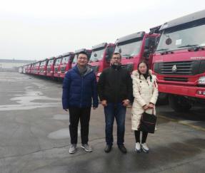 Клиенты из Бангладеш посетили наш завод для подписания договора на заказ 25 комплектов самосвалов.