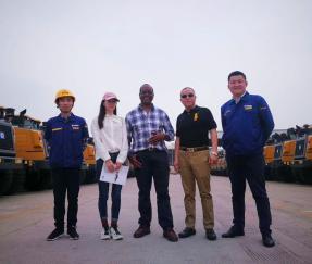 Клиенты из Зимбабве, помощь клиенту в подписании договора на заказ одной партии строительных машин в 2018 году.