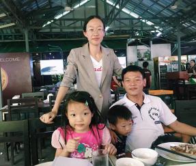 Посещение клиента из Лаоса для ознакомления с новыми проектами автоматической упаковочной машины с поворотным рычагом