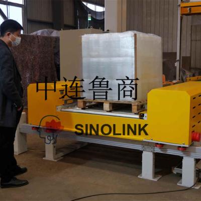 Инженер клиента осматривает машину