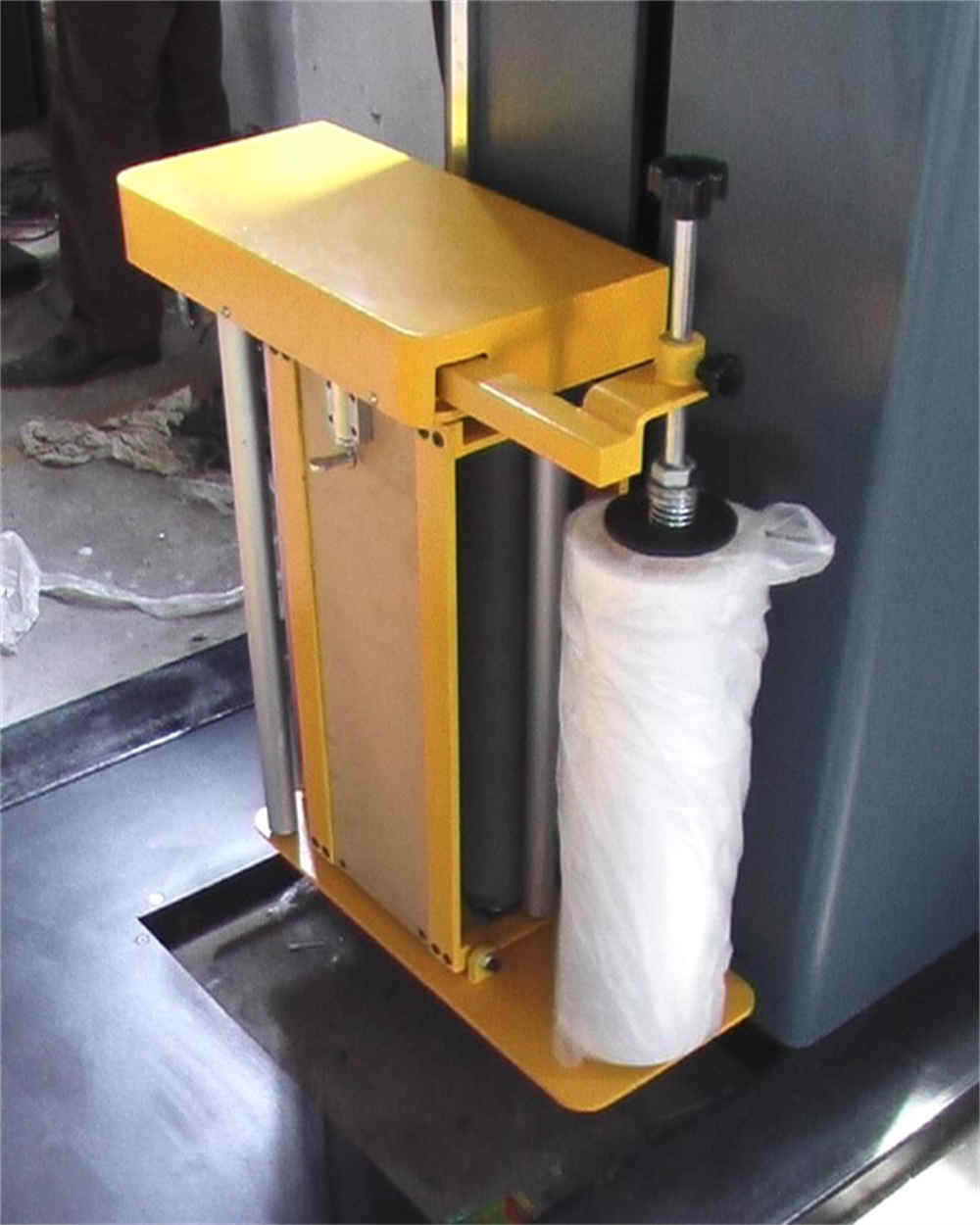 Технические характеристики: Артикул Спецификация Размер поворотного стола Г=1650 мм, В=78 мм Размер упаковки 500-1200 мм (Д) * 500-1200 мм (Ш) Высота упаковки Макс. 2400 мм (доступно 1800/2800 мм) Загрузка поворотного стола Макс. 2000 кг Вес машины 800 кг Мощность машины 1,5 кВт Скорость поворотного стола 0-14 об/мин (регулируемая, плавный пуск и остановка) Напряжение питания Однофазное 220 В Упаковочный материал стрейч-пленка LLDPE Основные характеристики: Система управления: 1. Программный блок управления, встроенный в машину; 2. Можно установить слои и время обертывания; 3. Фотоэлектрический переключатель, автоматически определяющий высоту товара; 4. Усиленная функция упаковки, которая может специально защитить определенные части; 5. Функция настройки времени превышения. Управление поворотным столом: 1. Частота вращения поворотного стола: 0-12 об/мин; 2.Turntable приводится в движение цепью с точным позиционированием; 3. Проигрыватель может автоматически сбрасываться; 4. Прорезь для вилочного погрузчика в нижней части поворотной платформы. Система тележки для пленки: 1. Привод с помощью тележки с предварительным растяжением, коэффициент растяжения до 250%, конструкция с двойной цепью, стабильная и надежная. 2. Двигатель переменного тока растягивает пленку, а преобразователь частоты регулирует натяжение; 3. Движение вверх или вниз каретки для пленки и скорость ускорения пленки можно регулировать отдельно; 4. Верхний и нижний слои упаковки контролируются отдельно. 5.Сервомеханизм пленочной системы, который можно потянуть один раз. Technical Specification: Item Specification Turntable size D=1650mm, H=78mm Wrapping size 500-1200mm (L) *500-1200mm (W) Packaging height Max.2400mm (1800/2800mm available) Turntable loading Max.2000kgs Machine weight 800kgs Machine power 1.5kw Turntable speed 0-14RPM (adjustable, soft start & stop) Power supply voltage Single-phase 220V Packing material LLDPE stretch film Main performance: Control system: 1.Program control unit integrated machine; 2.Wrapping layers and times can be set; 3.Photoelectric switch, automatically sensing the height of goods; 4.Reinforced wrapping function, which can protect certain parts specially; 5.Overtop time setting function. Turntable driving: 1.Turntable frequency convension speed: 0-12rpm; 2.Turntable is driven by chain, with accurate positioning; 3.Turntable can automatic reset ; 4.Forklift slot at the bottom of turntable. Film carriage system: 1.Drive by pre-stretch carriage, stretch ratio up to 250%, double chain design, stable and reliable. 2.The AC motor stretch the film, and the frequency converter adjusts the tension; 3.Moving up or moving down of film carriage and the speed of film speeding can be adjusted separately; 4.Top and bottom wrapping layers is controlled separately. 5.Servo mechanism of film system, which can be pulled once.