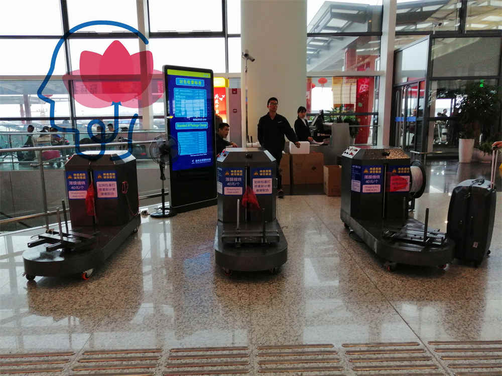 аэропорт с использованием машины для упаковки багажа airport using luggage wrapping machine