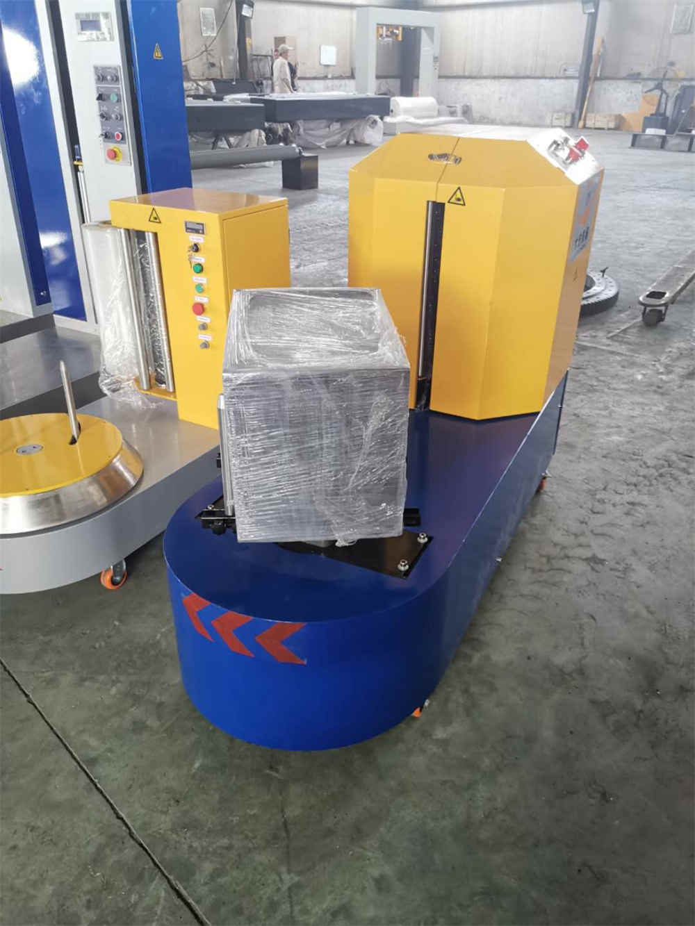Аэропорт с использованием машин для упаковки пакетов Airport Using Bag Wrapper Machines