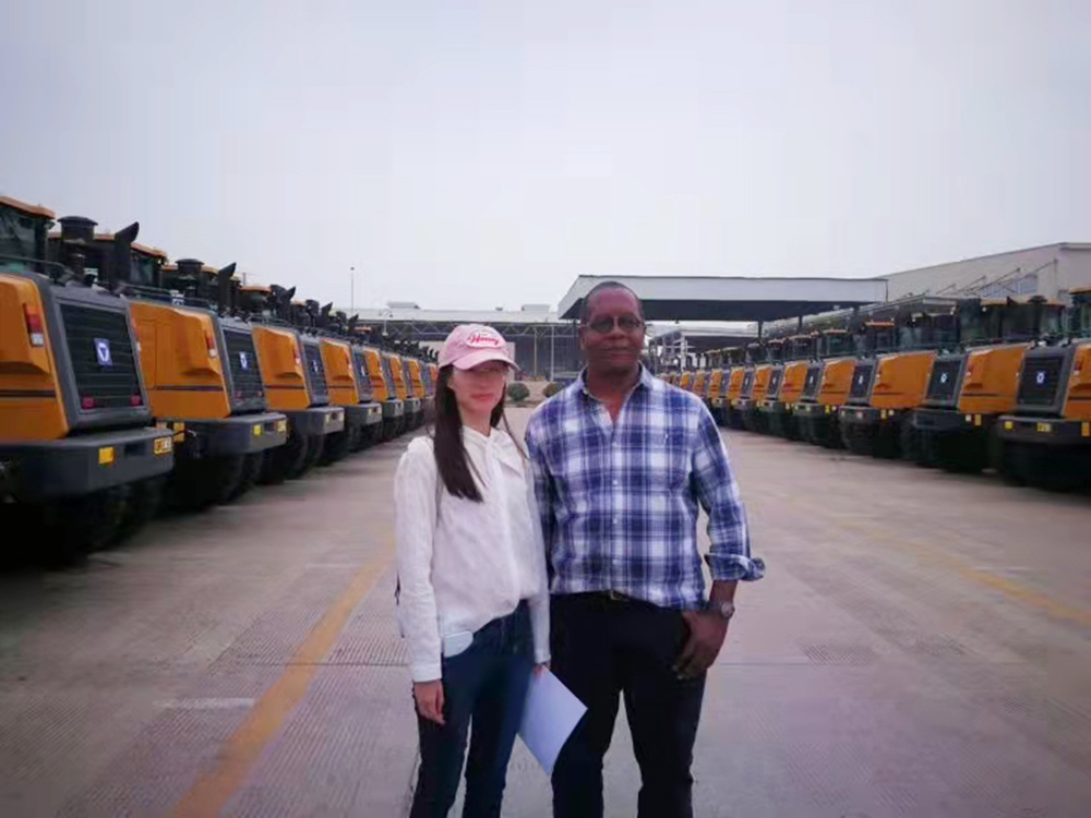 Clients from Zimbabwe,Helping Customer signing the agreement on the order of One Batch Construction Machines In 2018