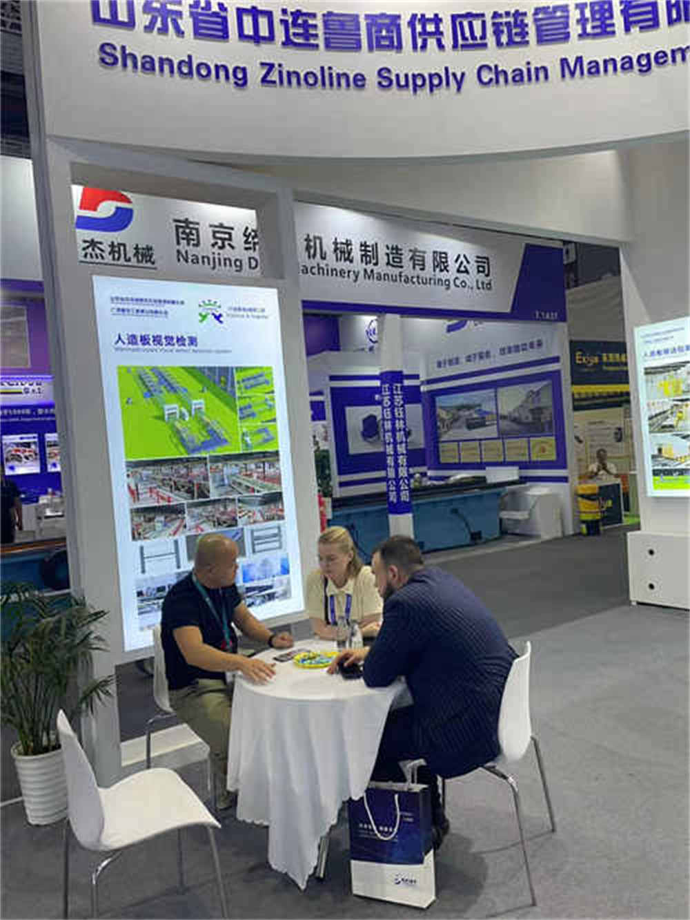 Полностью автоматическая трансформированная резьба для привязки и угловой пленочной упаковки упаковки Полностью автоматическая трансформированная резьба для привязки и угловой пленочной упаковки упаковки